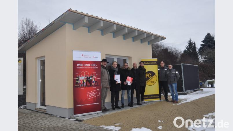 Dank der Crowd-Funding-Aktion der Sparkasse sowie der Unterstützung der „Stiftlandgriller“ darf sich der FC Tirschenreuth über eine neue Grillhütte freuen. Im Bild (von links) Hauptkassier Karl Schwägerl vom FC, Sparkassen-Vorstand Hans-Jörg Schön, FC-Vorsitzender Harald Siegert, Florian Trißl und Alexander Schirmer vom Verein sowie die „Stiftlandgriller“ Kasten Heßing und Markus Brunner. Bild: axs