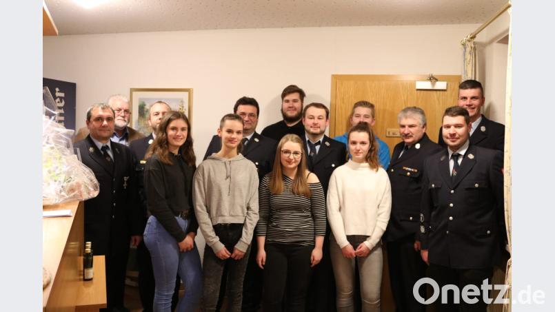 Ehrungen warteten auf die Teilnehmer an Lehrgängen und Wissenstest. Vorne von links Vorsitzender Bernd Pilhofer, Bernadette Mertel, Lisa Mertel, Laura Neidel, Selina Pilhofer, Matthias Sertl; hinten von links Bürgermeister Hans Durst, Kreisbrandmeister Michael Schmidt, Erster Kommandant Richard Leißner, Alexander Durst, Alexander Gössl, Jonas Strobel, Kreisbrandinspektor Hans Sperber und Atemschutzbeauftragter Jürgen Leißner. Bild: exb