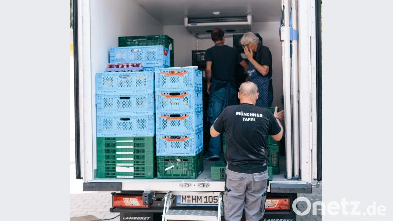 Helfer des Münchner Tafel e.V. helfen beim Entladen eines Lastwagens mit gespendeten Lebensmitteln. Der Sozialausschuss im bayerischen Landtag stellt am 07.02.2019 einen Bericht der Staatsregierung zur Lage der Tafeln in Bayern vor. Bild: Münchner Tafel e.V./dpa