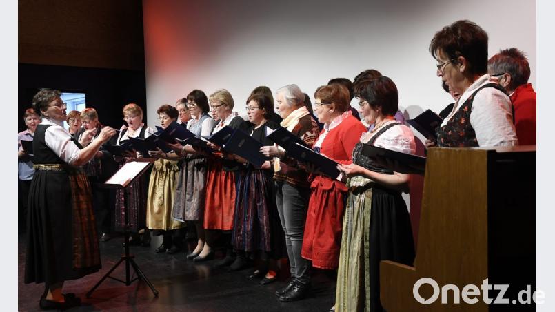 Der Chor der Ortsbäuerinnen unter Leitung von Maria Hirsch umrahmte den Landfrauentag. Bild: Petra Hartl