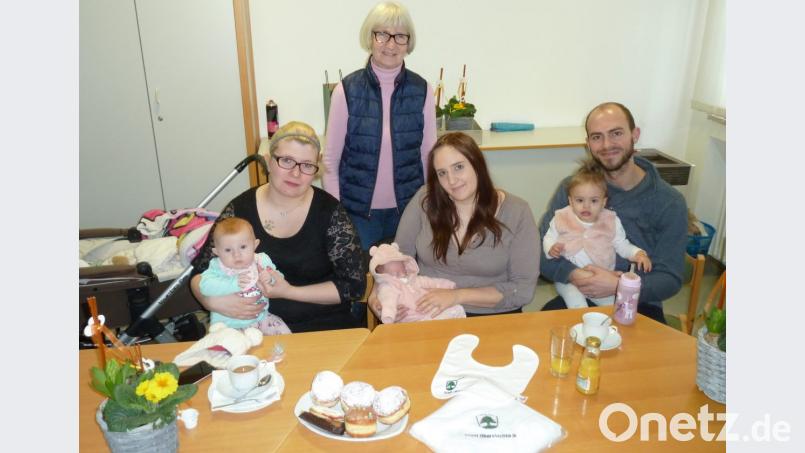 Kälte und Krankheit waren schuld: Von den zwölf eingeladenen Familien kamen nur zwei zum Babytag ins Rathaus. Stellvertretende Bürgermeisterin Christa Zapf freute sich, dass es Elisabeth (links) sowie Kimberly mit Schwester Caitlyn gut geht. Bild: Portner