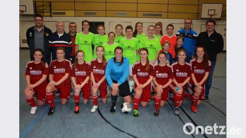 Sieger des Damenturniers wurde die SpVgg SV Weiden (stehend), sie besiegten den FC Tirschenreuth (rote Trikots) im Finale nach Neunmeterschießen. Mit im Bild die Verantwortlichen beider Mannschaften, sowie Turnierleiter Markus Renner (rechts). Bild: jr