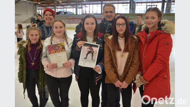 Oberpfalzmeister und damit Teilnehmer am Bayernfinale wurden die Mädchen der Mitterteicher Mittelschule in der Altersklasse III. Darüber freuten sich auch Bürgermeister Roland Grillmeier und Kreisobfrau Tanja Zeus. Bild: jr