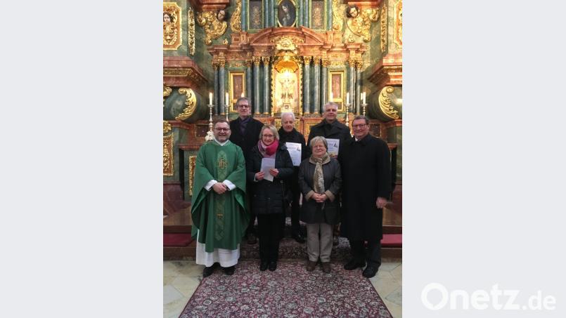 Dekan Markus Brunner (l.) verabschiedete und dankte in Anwesenheit des ehemaligen und neuen Kirchenpflegers Hans Paulus (r.) die ausgeschiedenen Mitglieder der Kirchenverwaltung Thomas Hauda, Dagmar Gadomski, Benno Zeiler, Annemarie Winkler und Martin Ströhl (ab Zweite v.l.n.r.). Bild: ads
