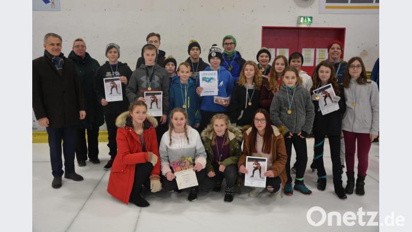 Das Bild zeigt die vier Oberpfalzmeister im Eisschnelllauf der Schulen. Dreimal ging der Sieg nach Amberg, einmal nach Mitterteich. Die vier Sieger vertreten die Oberpfalz beim Bayernfinale in der Eisschnelllaufhochburg Inzell. Mit im Bild (von links) Bürgermeister Roland Grillmeier und Bezirksobfrau Astrid Hollenbach sowie Kreisobfrau Tanja Zeus (Zweite von rechts). Bild: jr