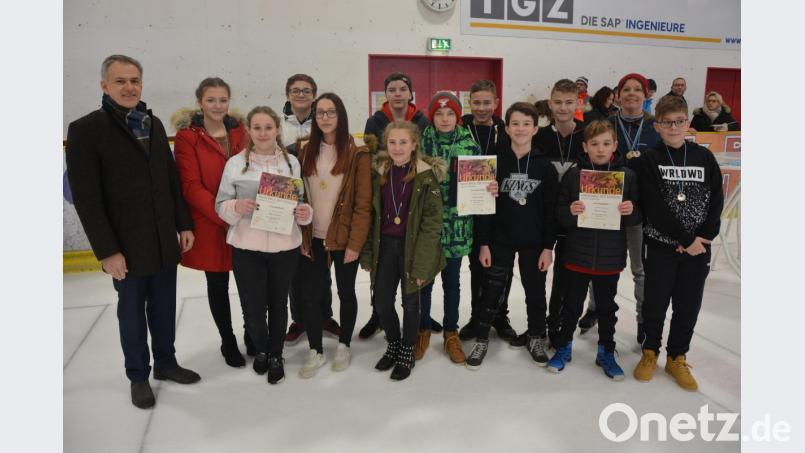 Gleich drei Mitterteicher Mannschaften wurden Kreismeister im Eisschnelllauf. Der weitere Kreissieger, die Mittelschule Erbendorf, befand sich beim Fototermin schon auf der Heimfahrt. Den Kreissiegern gratulierten Bürgermeister Roland Grillmeier (links) und Kreisobfrau Tanja Zeus (2. von rechts) Bild: jr