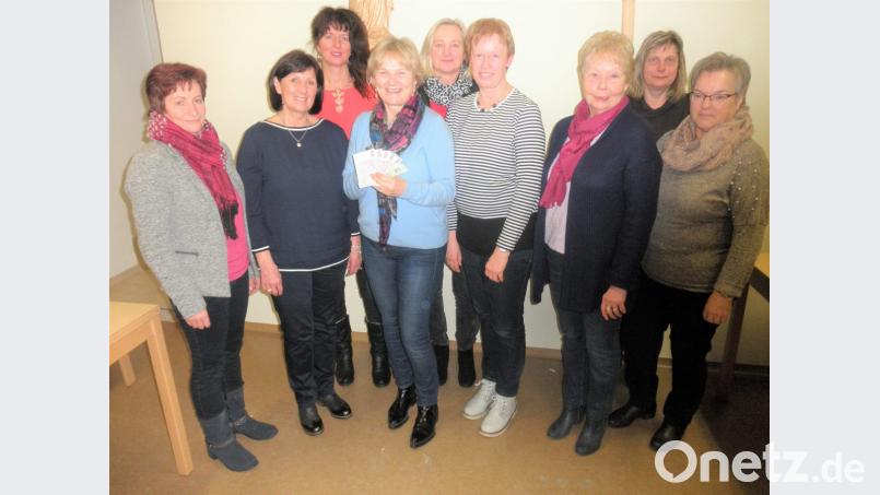 Der Vorstand des Katholischen Frauenbundes Pleystein überreicht an Schirmherrin Elisabeth Wittmann eine Spende. Bild: tu