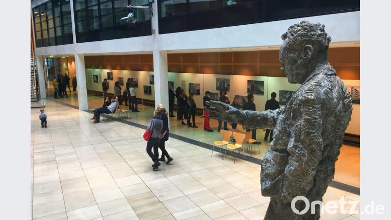Willy Brandt weist den Weg zur Ausstellung. In der SPD-Parteizentrale in Berlin ist bis 14. März 2019 eine Schau zum Bauhaus zu sehen. Bild: esa