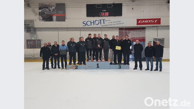 Die Aufsteiger in die Bayernliga Nord, der ESF Heselbach-Meldau, der TSV Friedenfels und der SSV Roßbach-Wald, mit ATS-Vorsitzendem Andreas Dreßel (links), Bürgermeister Roland Grillmeier (Dritter von links) und Sportstadtverbandsvorsitzendem Peter Haibach (rechts). Bild: exb