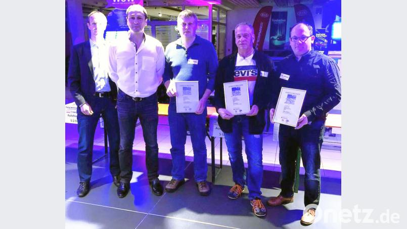 Bei der Jahresauftaktversammlung ehren Berthold Raab (links) und Raab-Geschäftsführer Klaus Flammersberger (Zweiter von links) Clemens Landgraf, Stefan Mages und Tobias Grünwald (von links). Bild: lst