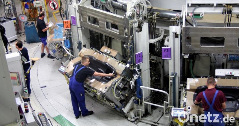 Blick in die BMW-Cockpit-Fertigung: Der Automobilhersteller ist der größte Arbeitgeber in Wackersdorf. Die Gemeinde hat jetzt die 6000er-Grenze an Beschäftigten überschritten. . Bild: Hirsch