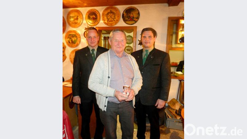 Das Plattl des Jahres hat Gerold Sperl ins Ransbach mit einem 6,4 Teiler geschossen. Dazu gratulieren Schießleiter Christoph Finn und Schützenmeister Matthias Sperl (rechts). Bild: bö