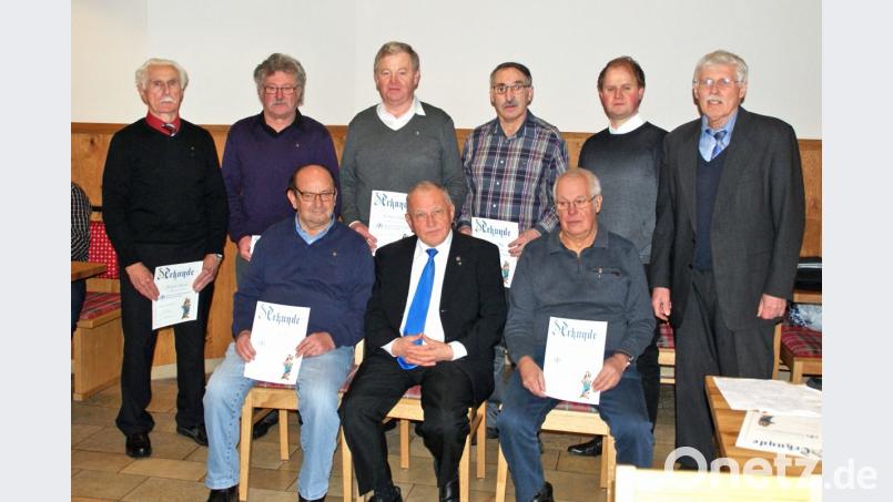Obmann Martin Fuchs (rechts) und Zentralpräses Pater Josef Schwemmer (vorne, Mitte) zeichneten die langjährigen MMC-Mitglieder aus. Bild: agr