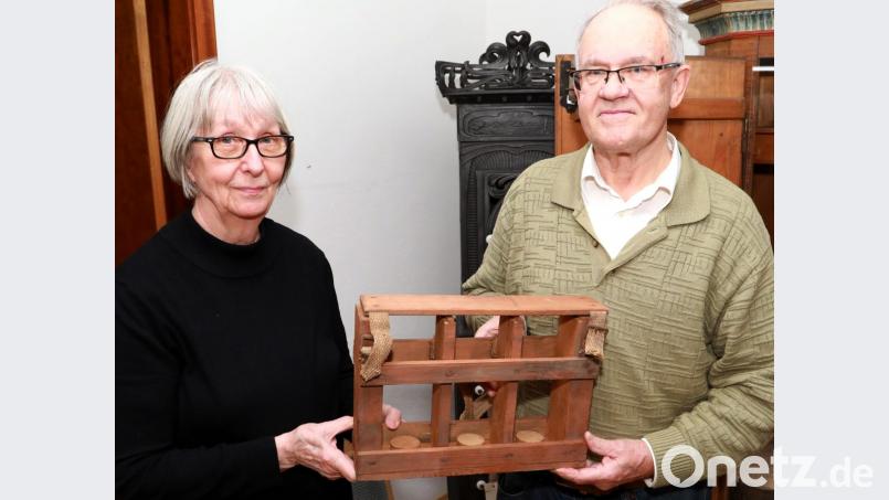 Ratlos sind (von rechts) Museumsleiter Manfred Klöble und die zweite Vorsitzende des Heimatpflegevereins, Ursula Houser, bei diesem Exponat und bitten um Mithilfe aus der Bevölkerung. Bild: njn