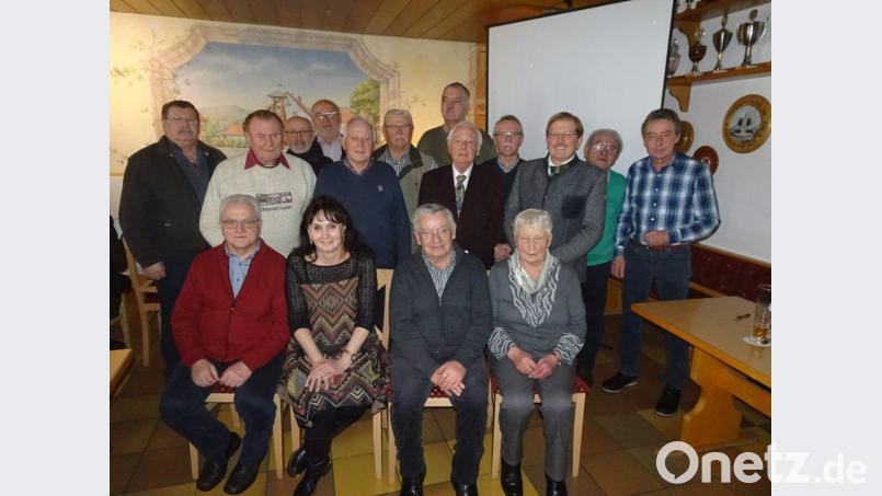 Zahlreiche Mitglieder wurden für 25 beziehungsweise 40jährige Treue zum Verein geehrt. Mit auf dem Bild Zweite Bürgermeisterin Johanna Mertins und Vorsitzender Reinhold Kumeth. Bild: hm