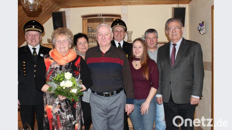 Das Jubelpaar Theresia und Michael Wache mit seiner Enkeltochter Gina und Zweitem Bürgermeister Herbert Lehner sowie (zweite Reihe, von links) Herbert Karl, Tochter Nadja, Andreas Wilhelm und Schwiegersohn Ronald Baumann. Bild: cs