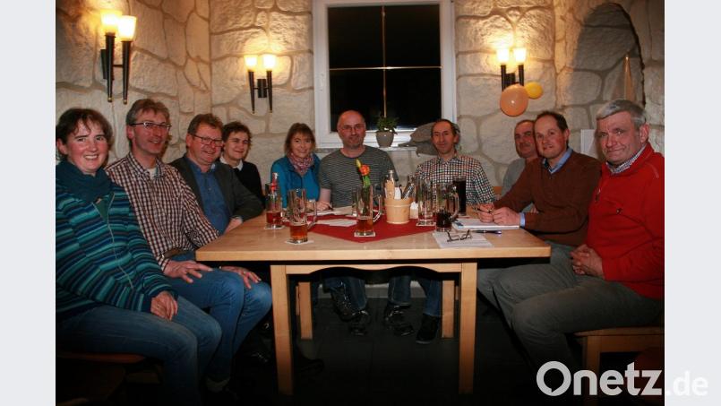 Zentrales Thema beim Treffen beim "Rechersimer" waren die Inhalte des Volksbegehrens "Rettet die Bienen". Engagiert diskutierten (von links) Christina Kunz, Andreas Kunz, Martin Prey, Anni Prey, Angela Frank, Wolfgang Kunz, Gerald Schmid, Wolfgang Haberkorn, Matthias Zahn und Hans Meierhöfer. Bild: wro