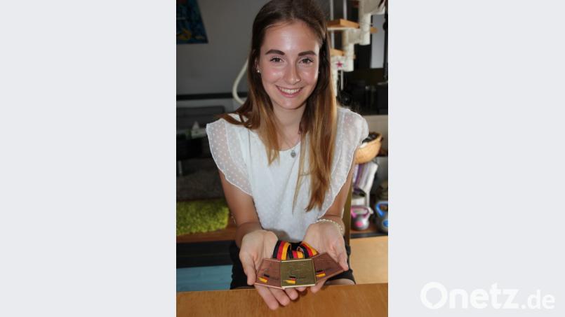 Meghan Wystrichowski strahlt: Die 16-jährige Wiesauerin gewann bei den deutschen Junioren-Meisterschaften im Eisschnelllauf in Berlin vier Medaillen. Bild: kro