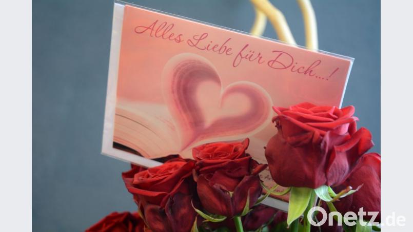 Rund um den 14. Februar sind sie überall: Hinweise auf den Valentinstag. Bild: Gabi Schönberger
