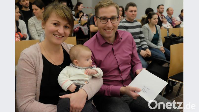 Das Paar Matthias und Nina Rübe mit der vier Monate alten Tochter nimmt – wie viele weitere Eltern – das Begrüßungsgeld der Stadt Nabburg entgegen. Es besteht aus 100 Euro in Einkaufsgutscheinen und einer Eintrittskarte für das Freibad Perschen in der Saison 2019. Bild: ohr