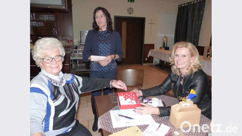 Lotte Hofmann (links) zieht unter Aufsicht von Andrea Lang (rechts) Lose. FU-Kreisvorsitzende Tanja Schiffmann (Mitte) gibt die Siegerinnen bekannt. Bild: sl