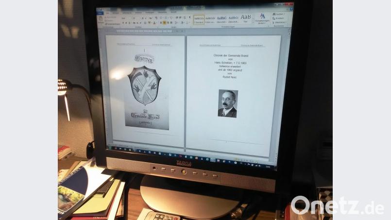 Seite für Seite wird das 800 Seiten umfassende Werk angeschaut, um alle erforderlichen Maßnahmen für den Druck zu treffen. Bild: ld