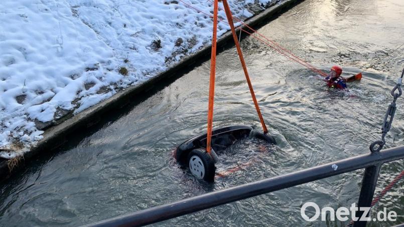 Das Fahrzeug bei der Bergung aus der Donau. Bild: Alexander Auer