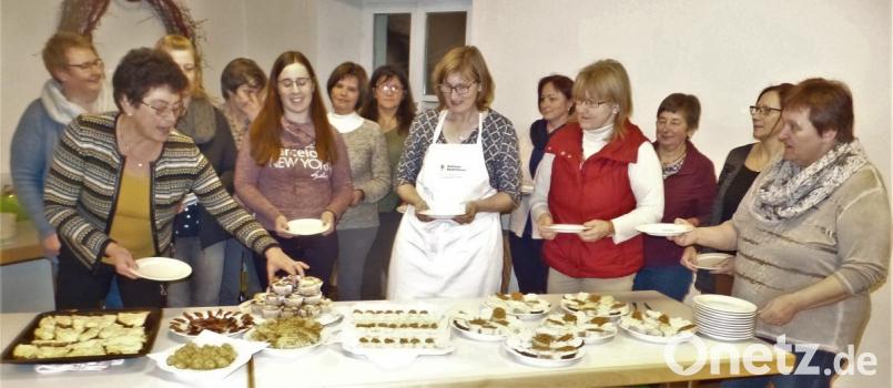 BBV-Ernährungsfachfrau Marianne Paulus (mit Schürze) und Ortsbäuerin Evi Grünbauer (rote Weste) bereiten mit 20 Teilnehmerinnen Fingerfood und Häppchen zu. So lecker präsentierte sich die Tafel nur kurze Zeit, denn die Leckereien verlockten buchstäblich zum Essen fassen. Bild: jml