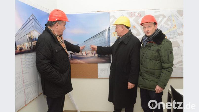 Oberbürgermeister Kurt Seggewiß, Fondara-Vorstand Thomas Schumacher und Bürgermeister Jens Meyer (von links) an den NOC-Visualisierungen. Bild:  : Gabi Schönberger