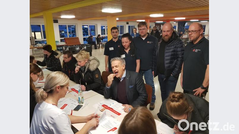Neben vielen anderen Bürgern ließ sich auch Bürgermeister Roland Grillmeier für eine Stammzellenspende bei der DKMS registrieren. Bild: exb