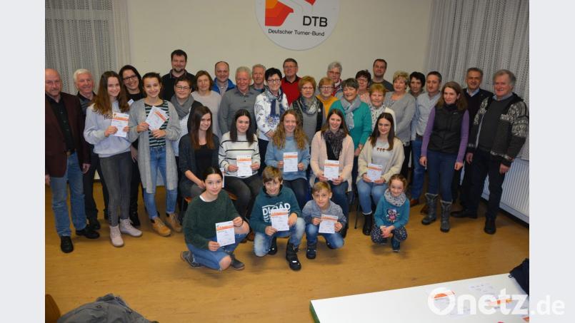 45 Sportabzeichen haben Sportlerinnen und Sportler des TuS Mitterteich 2018 erworben. Im Bild zeigt die prämierten Sportler mit (von links) Sportstadtverbandsvorsitzendem Peter Haibach und Prüfer Alfred Hecht sowie (von rechts) TuS-Präsident Anton Bauernfeind und Bürgermeister Roland Grillmeier. Bereits zum 45. Mal Gold schaffte Rudolf Hartwich (Zehnter von links), 44 Mal Gold hat Werner Lanz (hinten, Mitte) erreicht. Bild: jr
