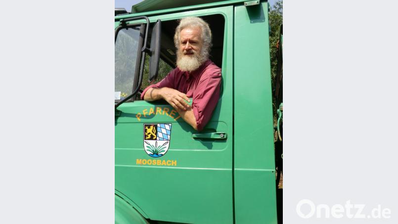 Für den Pater ist sein Unimog mit dem Moosbacher Wappen eine große Hilfe. Bild: gi