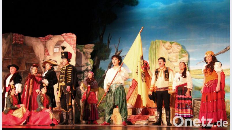 Mit dem Klassiker „Der Zigeunerbaron“ gastierte am Donnerstag die Johann-Strauss-Operette-Wien in der Max-Reger-Halle. Gesangliches Glanzlicht des Abends war Irena Krstestka (rechst) in der weiblichen Hauptrolle des (vermeintlichen) Zigeunermädchens Saffi. Bild: Holger Stiegler