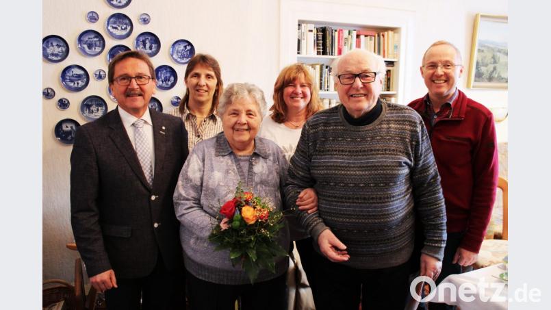 Das Jubelpaar Werner und Marga Rose bekam zum 60. Hochzeitstag auch Besuch von Bürgermeister Hans Donko (links), der die Glückwünsche der Stadt Erbendorf überbrachte. Mit dabei waren selbstverständlich auch die drei Kinder Hans, Elisabeth und Ingrid (hintere Reihe, von rechts). Bild: ckl