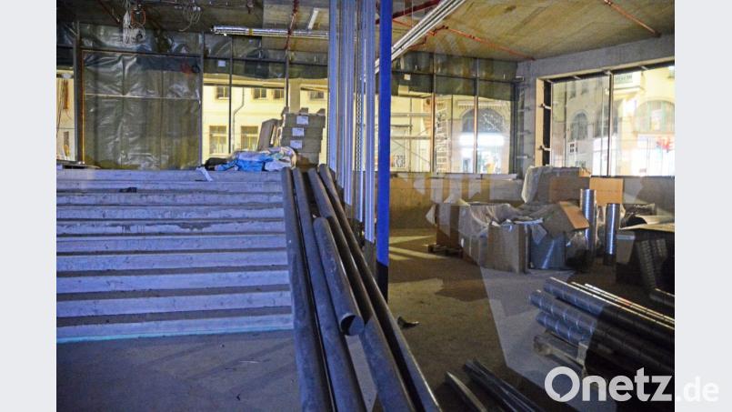 Über eine breite Treppenanlage geht es von der Sedanstraße her 1,6 Meter hinunter ins Erdgeschoss des Nordoberpfalz-Centers Bild: Gabi Schönberger