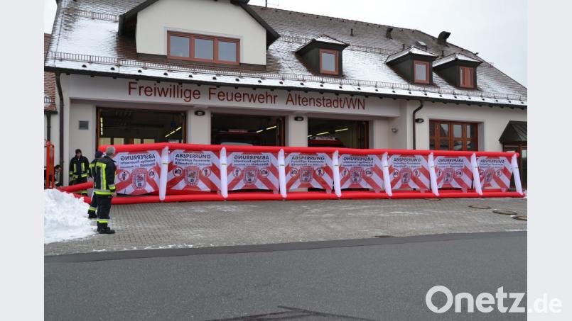 21 Meter lang, 2 Meter hoch und leider nötig ist die Gafferwand der Feuerwehr Altenstadt. Bild: Beate-Josefine Luber