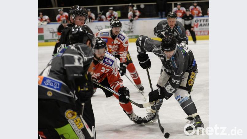 Nach der Partie gegen die Buchloer Pirates im ersten Heimspiel der Verzahnungsrunde (Bild) waren die Amberger Spieler (rechts vorne Peter Hendrikson) und Fans gar nicht gut zu sprechen auf die Schiedsrichter. Bild: brü