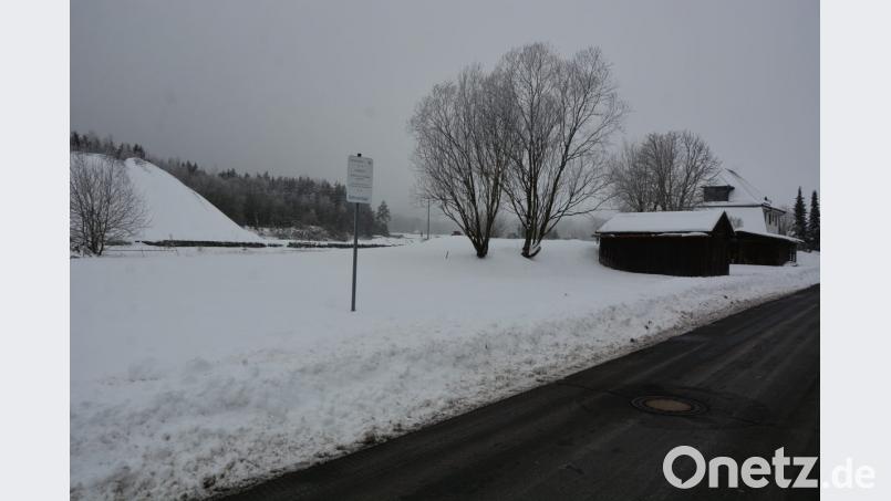 An der Bahnhofstraße, in der Nähe des Schildes, soll das neue Vereinsheim des Burschenvereins Pechbrunn entstehen. Ein Zaun soll das Areal von den nahen Bahngleisen abtrennen. Bild: jr
