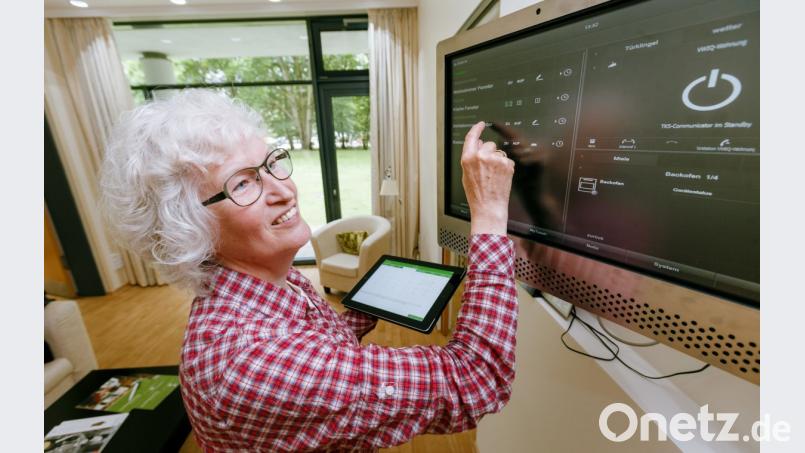 Eine Seniorin steuert ihr Zuhause per App. Bild: agentur_dpa