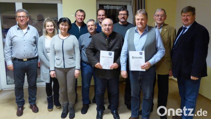 Ehrungen sind freudiger Bestandteil der Jahreshauptversammlung beim SV. Von links: Vorsitzender Manfred Herrmann, Schriftführerin Monika Waldeck, Elke Doll (25 Jahre), Hans Beutner (40), Schatzmeister Reinhold Feldkirchner, Josef Wexlberger (40), Karl Knorr (50), Vize Reinhold Herrmann, Rainer Roll (40), Herbert Dorner (60) und Bürgermeister Martin Schregelmann. Bild: fsb