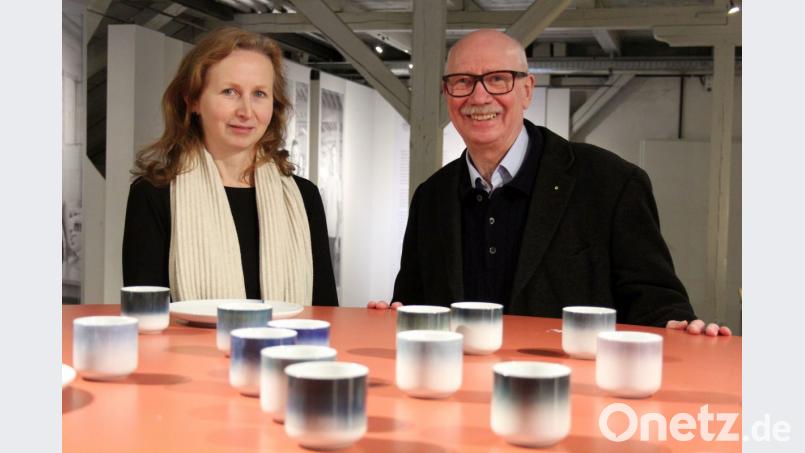 Auch Porzellanikon-Direktor Wilhelm Siemen und Hauptkuratorin Jana Göbel erfreuen sich an den Exponaten der Sonderausstellung „Tasting Tomorrow“, die noch bis zum 31. März gezeigt wird. Bild: Holger Stiegler