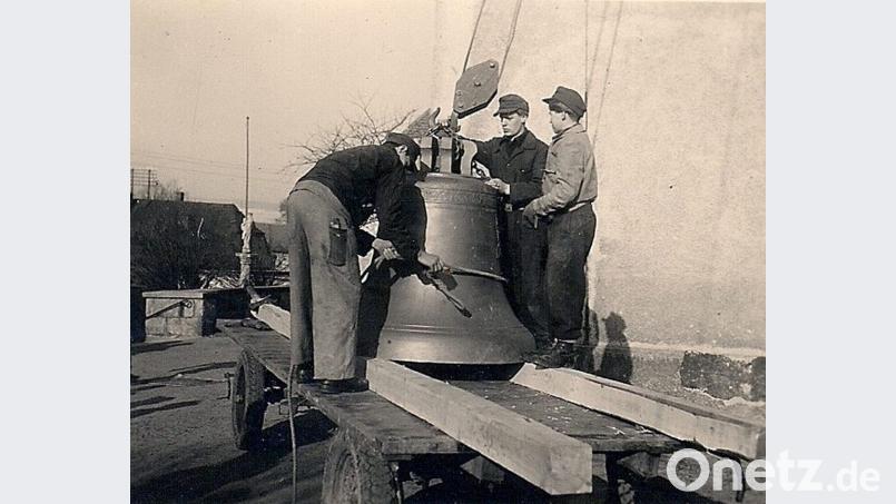 Die zweite Glocke hängt am Haken und wird in wenigen Augenblicken hochgezogen. Repro: wro