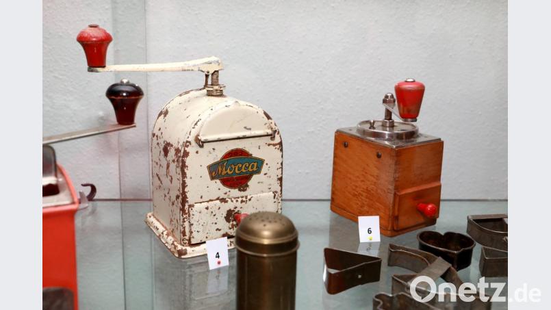 „So war’s früher – Leben und Arbeiten wie zu Großmutters Zeit“: Diesem Motto entsprechend wurden die guten alten Kaffeemühlen in der Ausstellung drapiert. Bild: njn