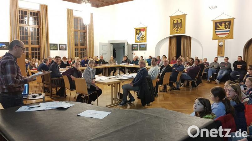 Vor großer Kulisse trägt Bauamtsleiter Johann Balk in der Stadtratssitzung die Fakten zu Wasserwerk und Photovoltaikanlagen der Stadt vor. 60 Viertklässler der Grundschule Vohenstrauß verfolgen mit ihren Lehrern und Eltern die Zusammenkunft. Am Ende gibt es viel Lob von zweitem Bürgermeister Uli Münchmeier sowie Konrektorin und Stadträtin Dorit Schmid für die Kinder, die sich sehr ruhig verhalten haben. Bild: ck