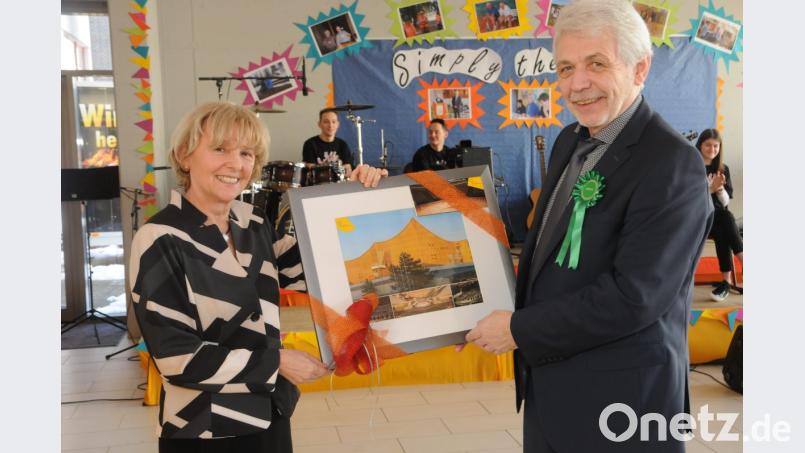 Mit einem Geschenk und großem Lob verabschiedete die Ministerialbeauftragte für die Oberpfalz, Leitende Realschuldirektorin Maria Kinzinger, den Sulzbach-Rosenberger Schulleiter Wolfgang Pfeifer. Bild: ge