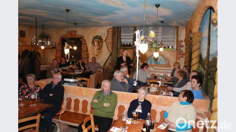 Zahlreiche Senioren informieren sich über das Angebot von &quot;Leben plus&quot; und sind erstaunt über die vielfältigen Unterstützungsangebote und Beratungsleistungen. Bild: rpp