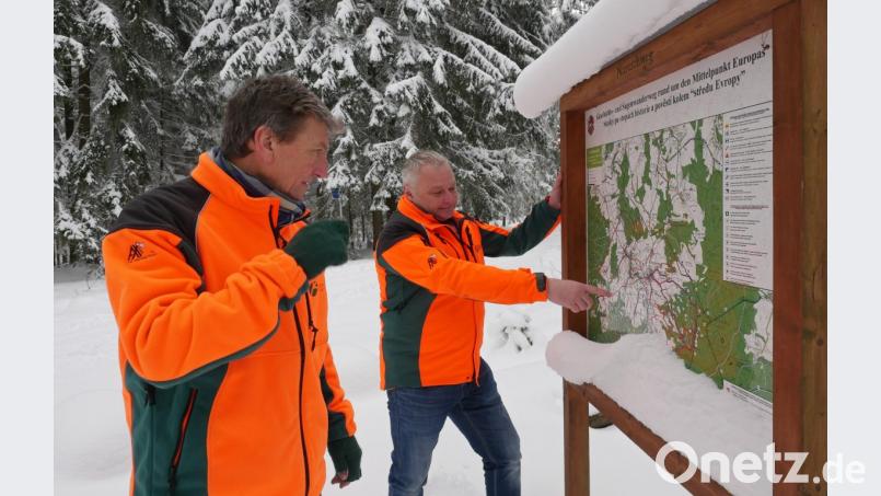 Gerhard Schneider und Norbert Zintl (von links) am Schild, das den Nurtschweg beschreibt. Bild: tr