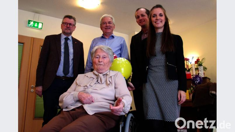 Besuch von Bürgermeister Michael Göth (links) bekommt Charlotte Kohl an ihrem 90. Geburtstag, den sie im Kreis ihrer Kinder und Enkel im Kastenbauerhaus feiert. Bild: müb