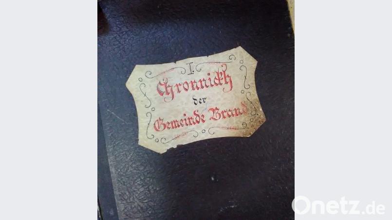 In diesem Buch hat der Chronist der Gemeinde Brand, Hans Schellein, mit Tinte und Feder die Geschichte von Brand aufgeschrieben. Bild: ld