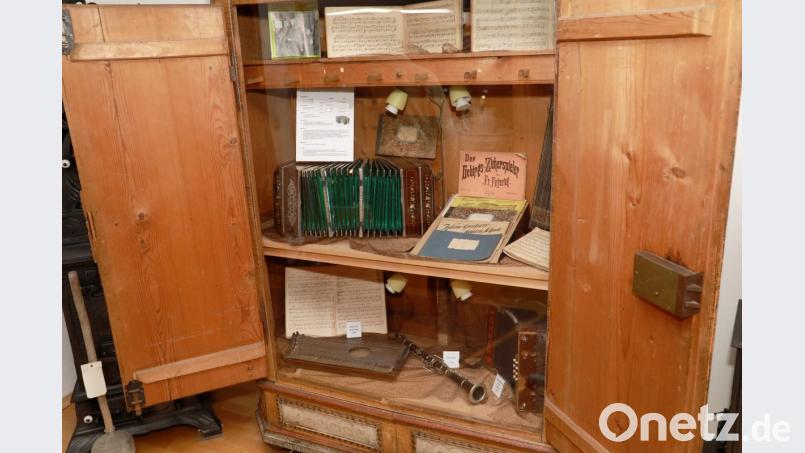 Ein besonderes Exponat im Musikschrank ist ein Bandonium der Marke Berga. Es wurde durch Otto Bergler in Erbendorf gefertigt. Bild: njn